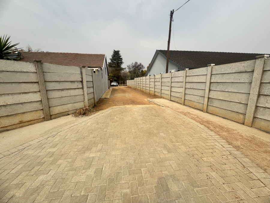 To Let 3 Bedroom Property for Rent in Flamwood North West
